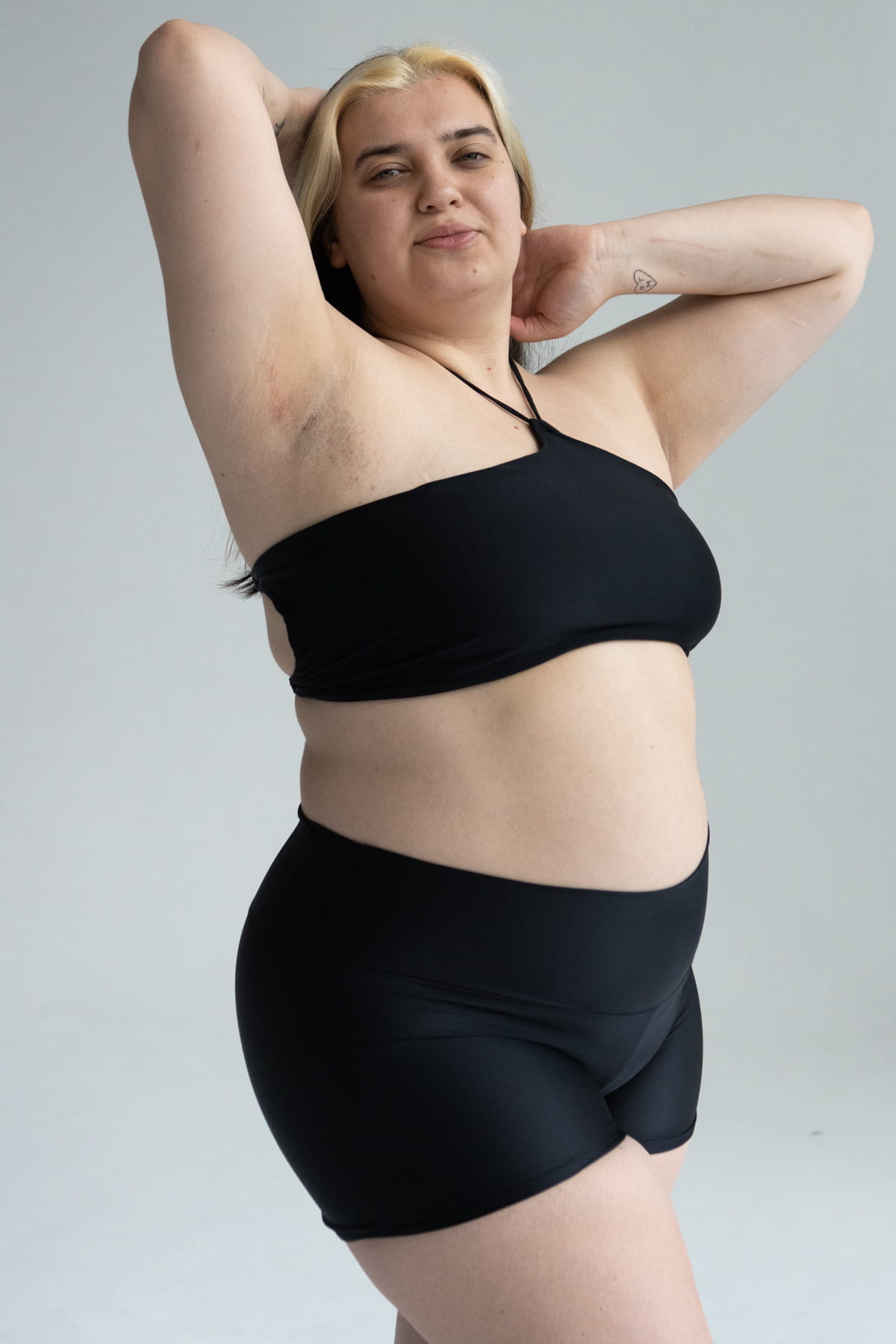 czarny strój kąpielowy plus size góra od bikini  i szorty zakrywające uda